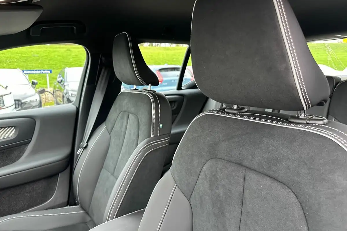 2024-volvo-xc40-20-b3-plus-big-21