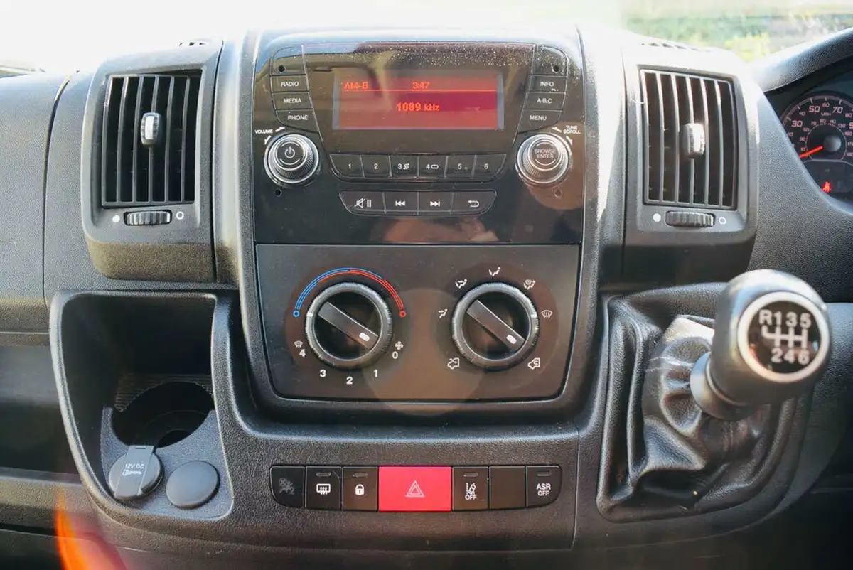 2017-peugeot-boxer-20-bluehdi-440-l4-h2-window-big-11