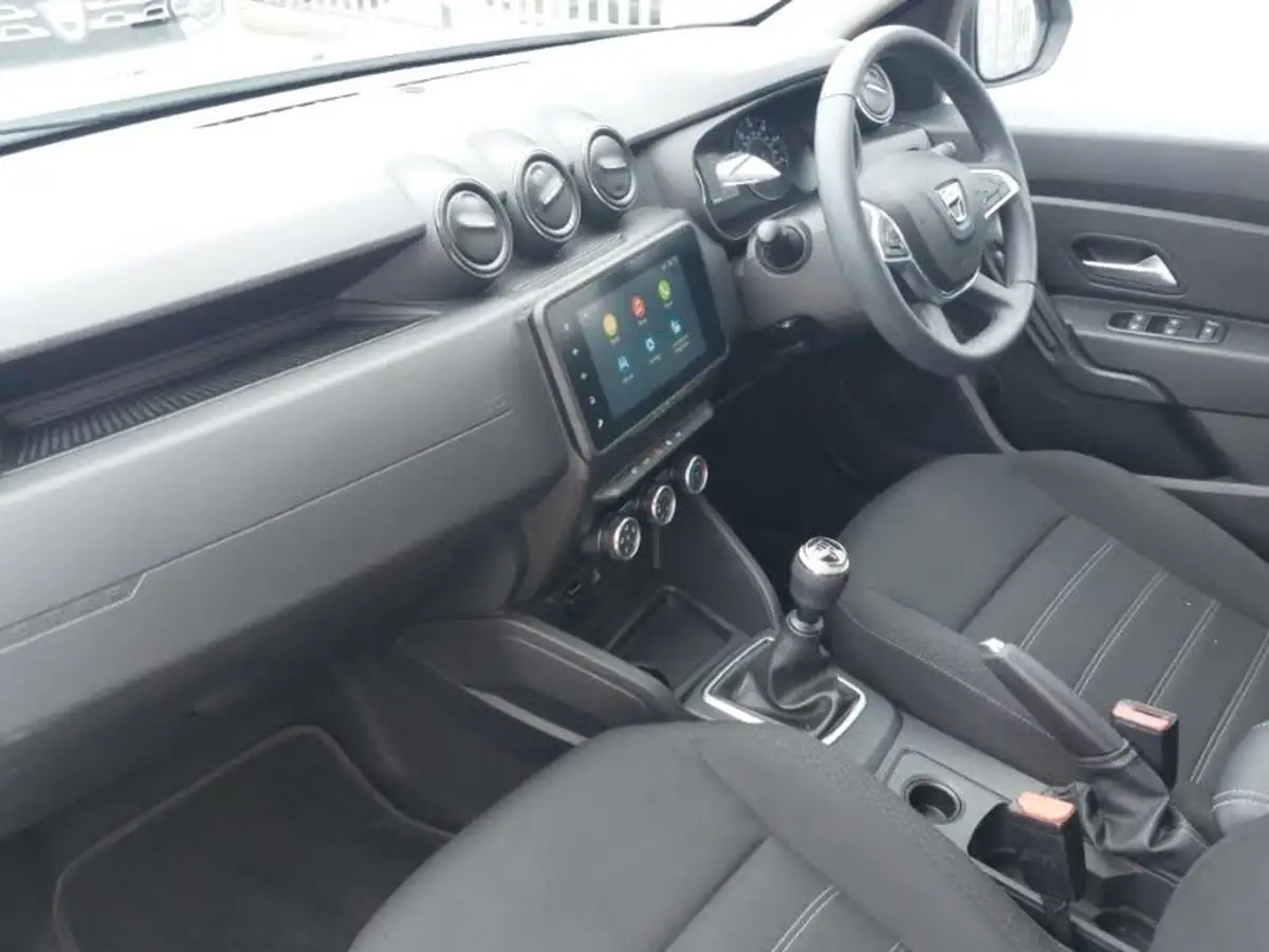 2022-dacia-duster-13-tce-comfort-130hpeu6d-4x2-window-van-big-4