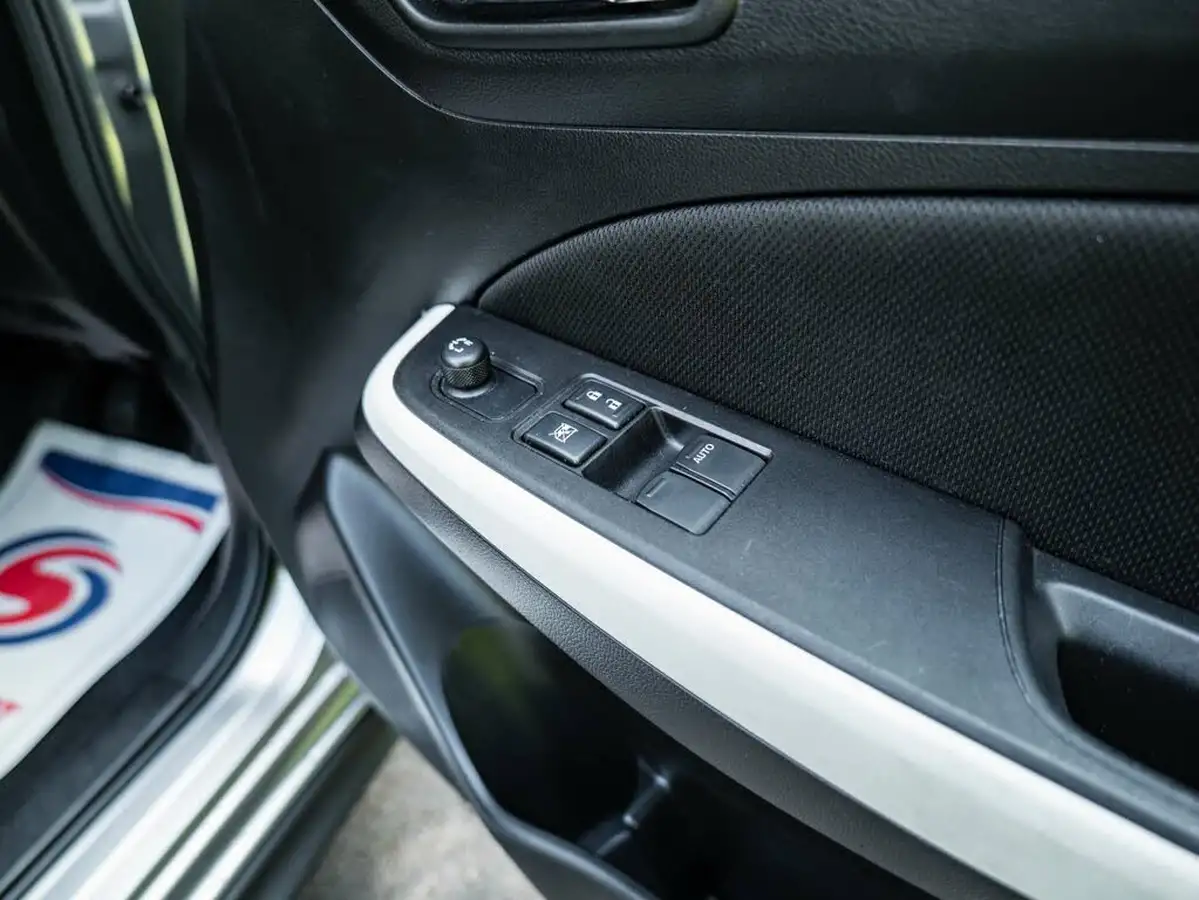 2019-suzuki-swift-12-dualjet-attitude-big-16
