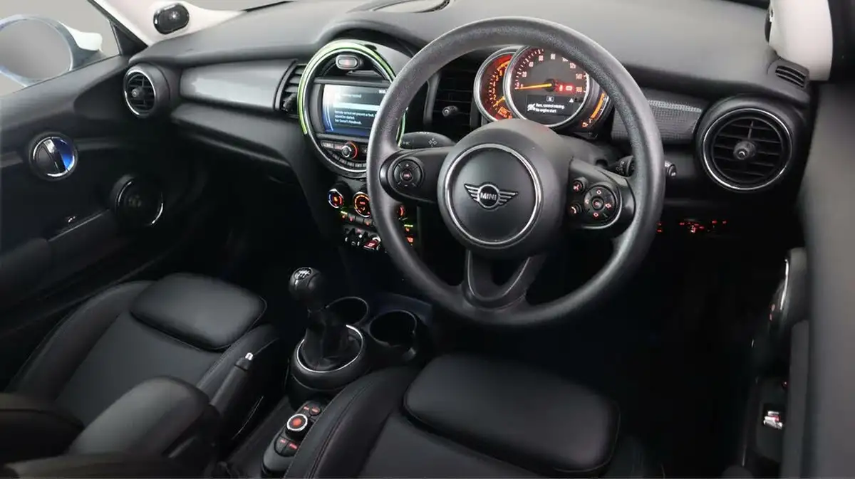 2019-mini-cooper-15-cooper-classic-hatchback-3d-big-9