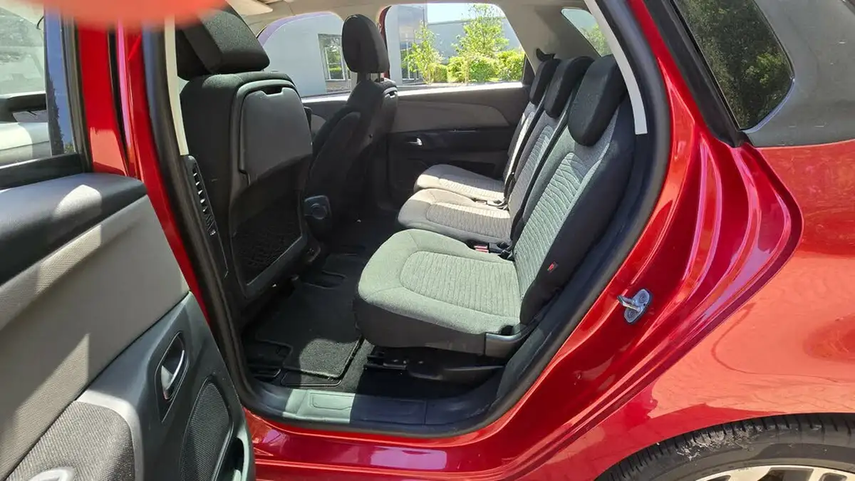 2015-citroen-c4-picasso-16bluehdi-selection-big-34