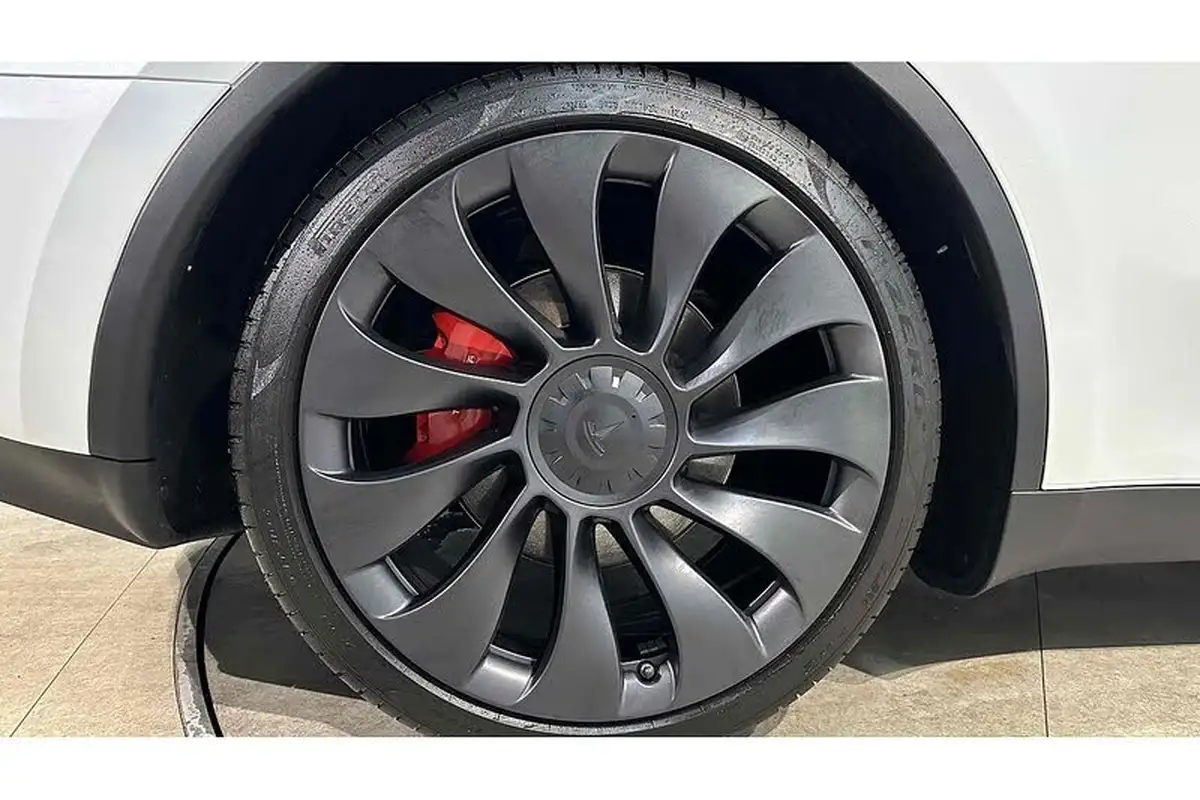 2023-tesla-model-y-e-performance-big-15