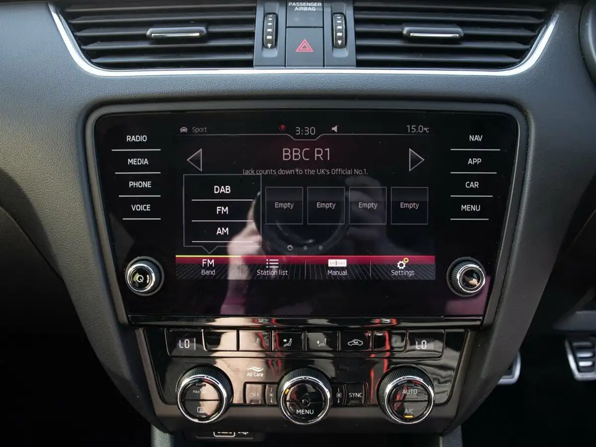 2019-skoda-octavia-20-tsi-vrs-estate-big-22