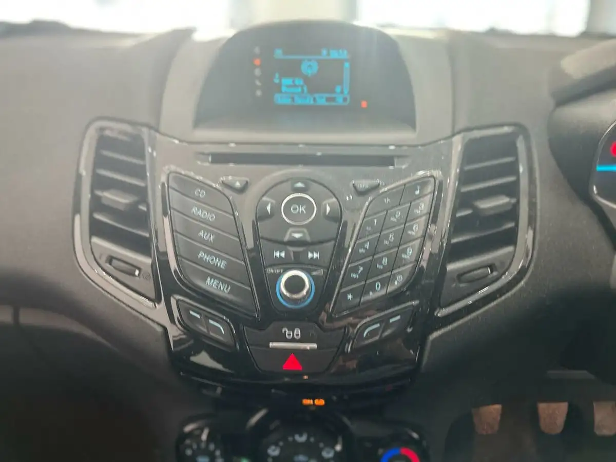 2015-ford-fiesta-10-zetec-100ps-e6-ecoboost-ss-5d-big-26