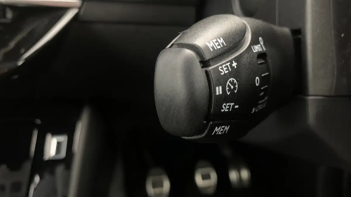 2022-peugeot-208-12-puretech-allure-premium-100ps-big-35
