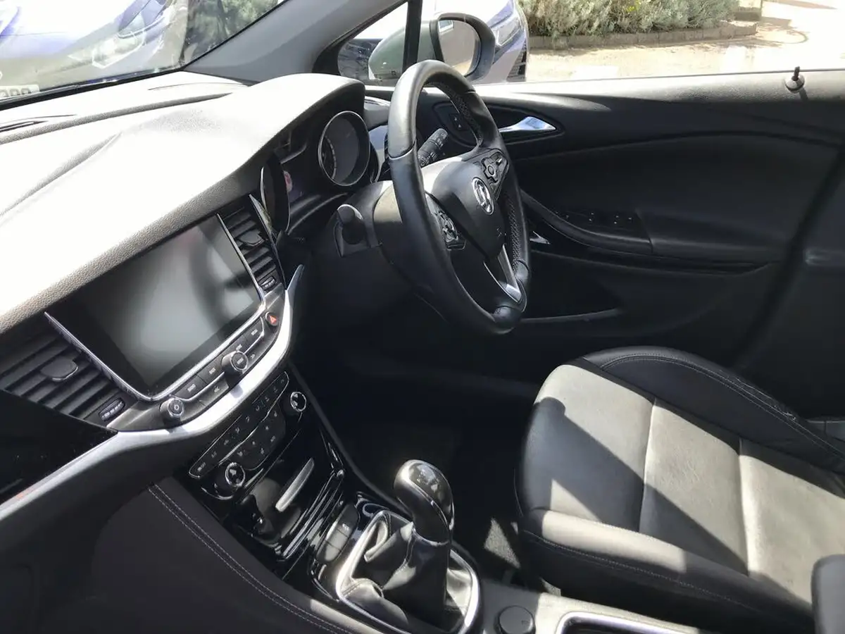 2017-vauxhall-astra-16cdti-elite-nav-110ps-hatchback-big-4