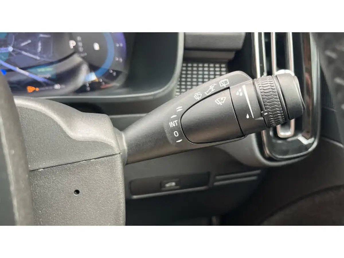 2024-volvo-xc40-20-b3-plus-big-24