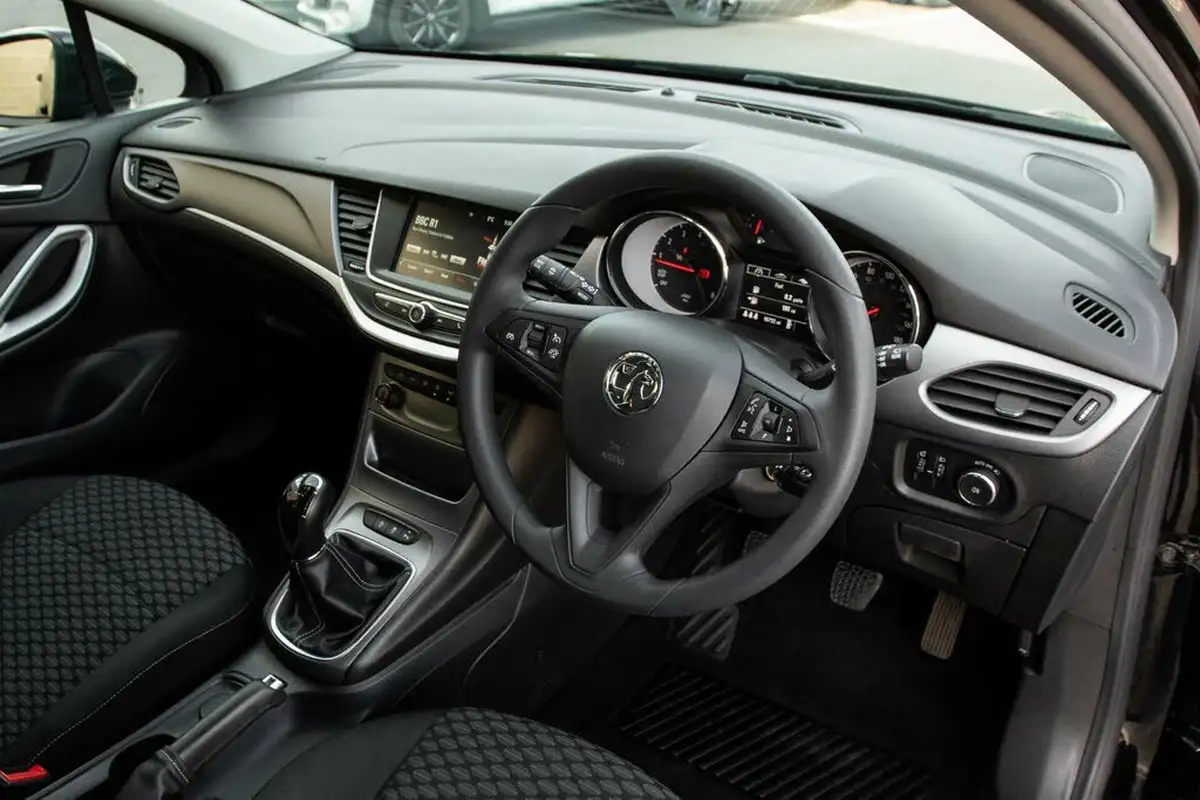 2017-vauxhall-astra-10i-turbo-design-ssecotec-hatchback-big-4