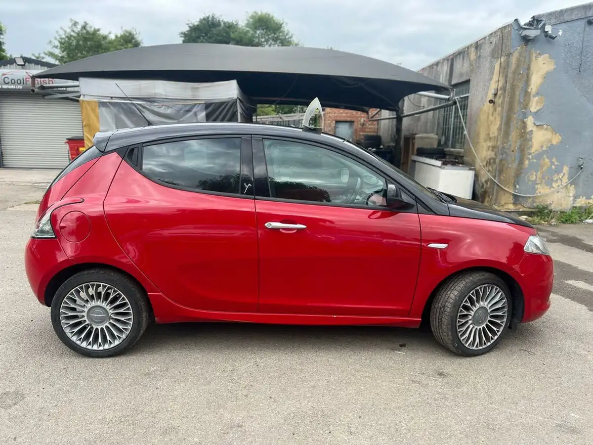 2014-chrysler-ypsilon-12-blackred-big-8