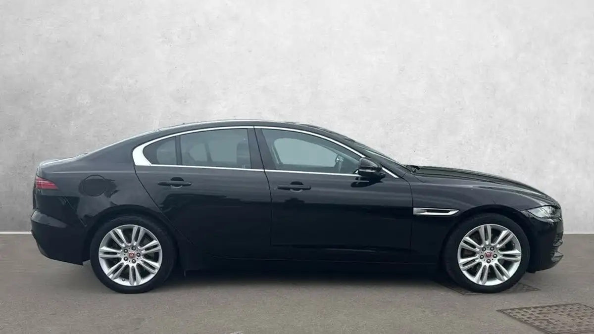 2020-jaguar-xe-20d-se-big-4