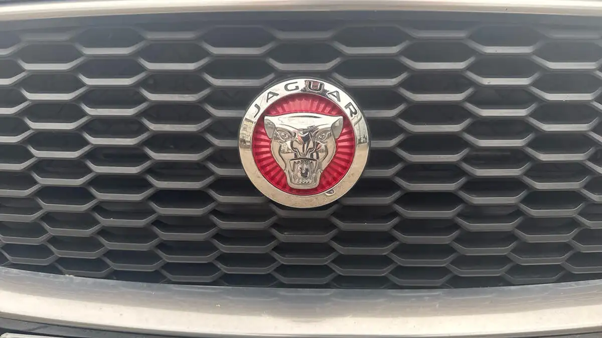 2020-jaguar-xe-20d-se-big-28