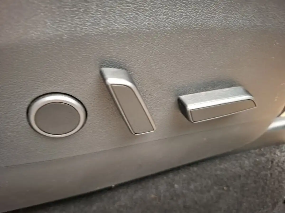 2022-tesla-model-y-e-long-range-big-18