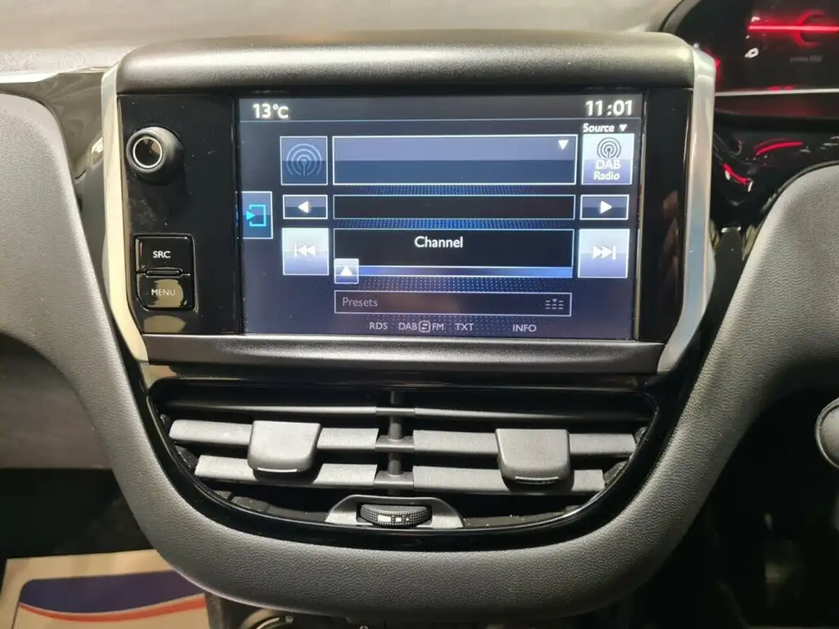 2015-peugeot-208-12-puretech-active-5d-big-9