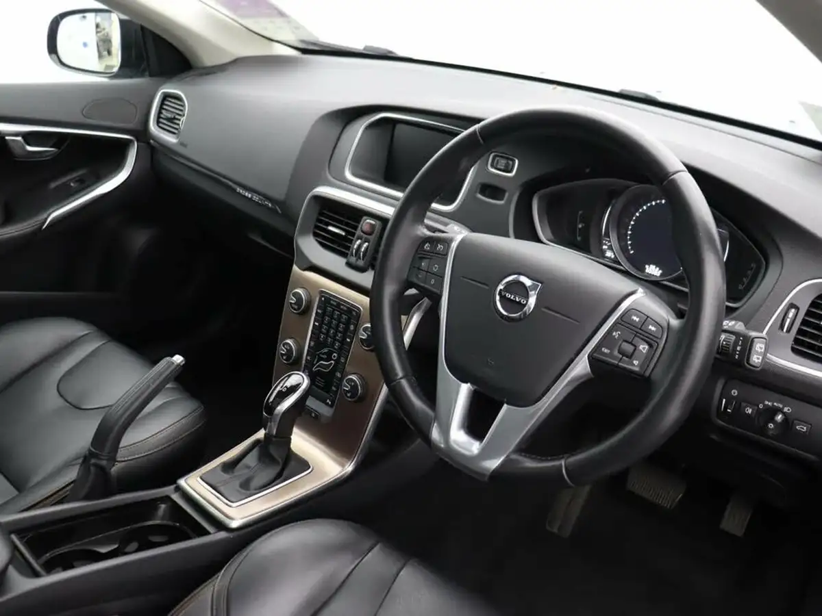 2017-volvo-v40-20td-d4-cross-country-pro-geartronic-big-16