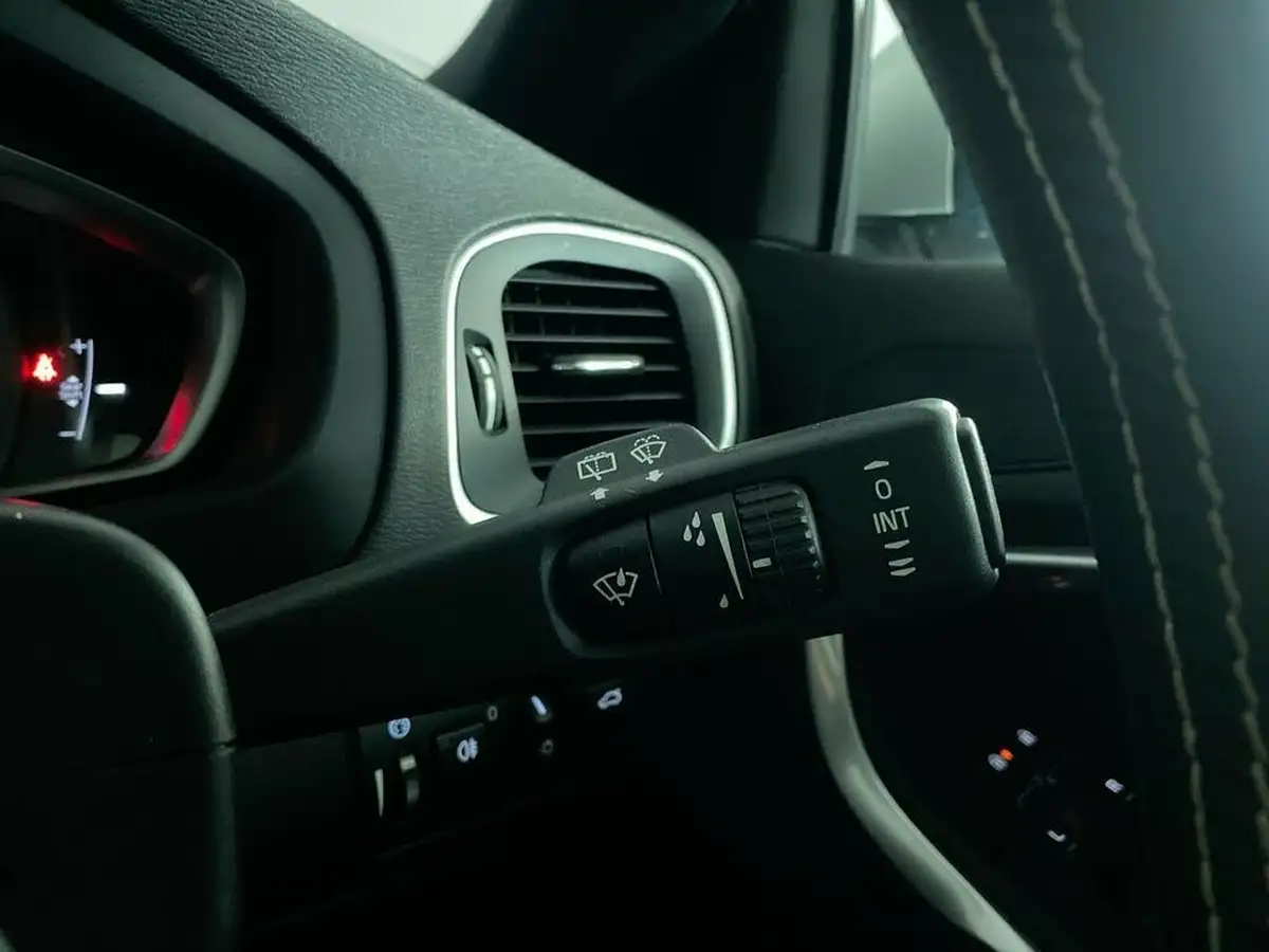 2019-volvo-v40-20td-d2-r-design-edition-big-39