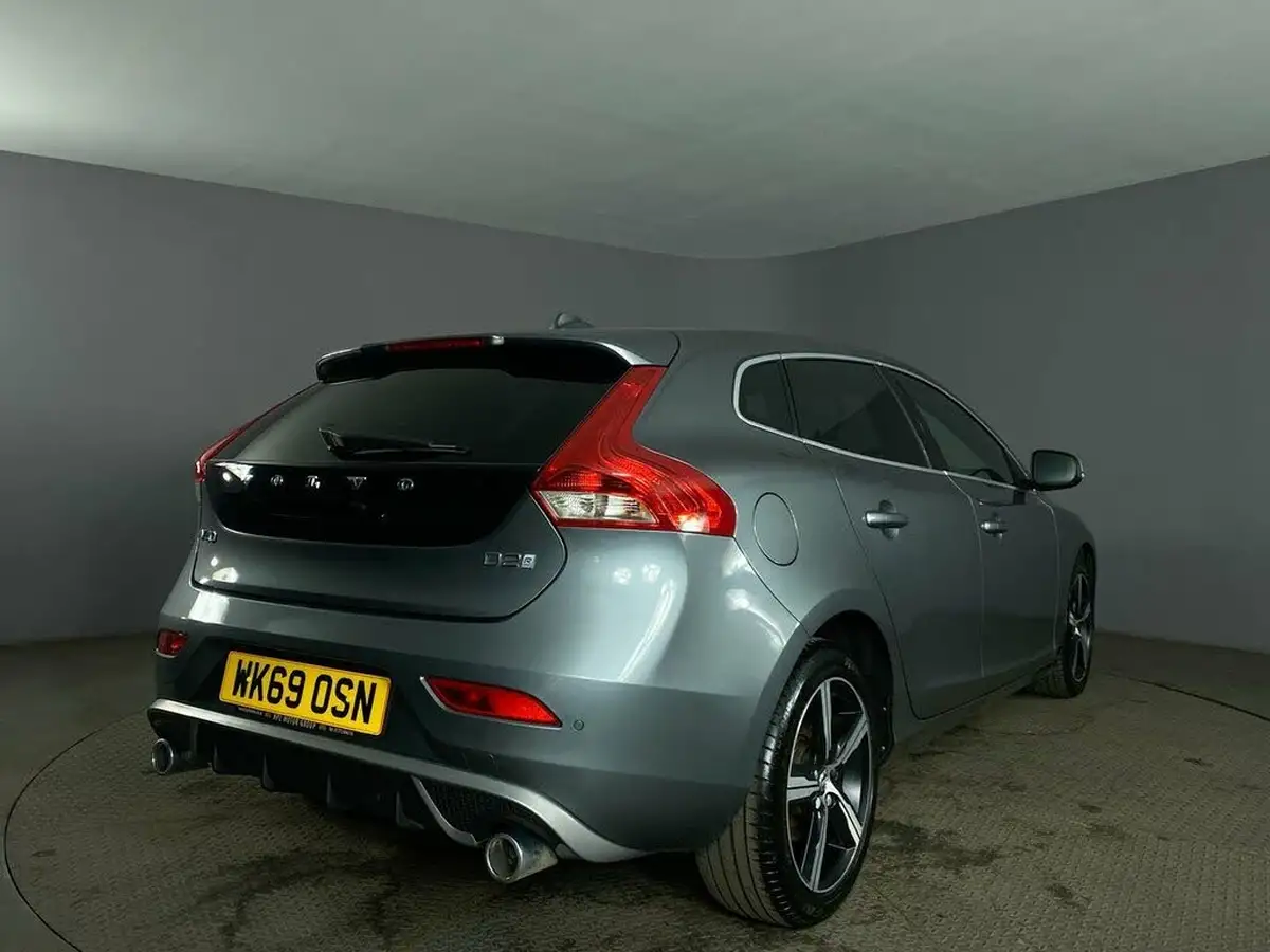 2019-volvo-v40-20td-d2-r-design-edition-big-15