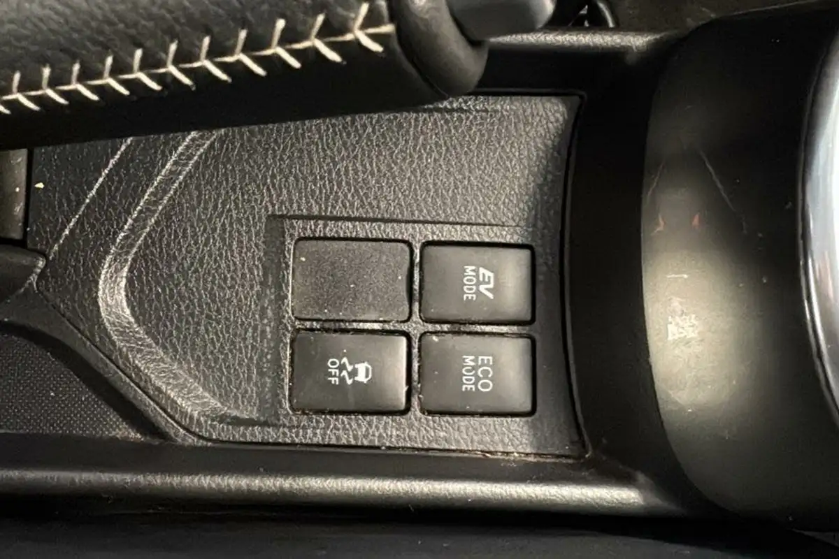 2014-toyota-yaris-15-vvt-i-excel-hybrid-big-26
