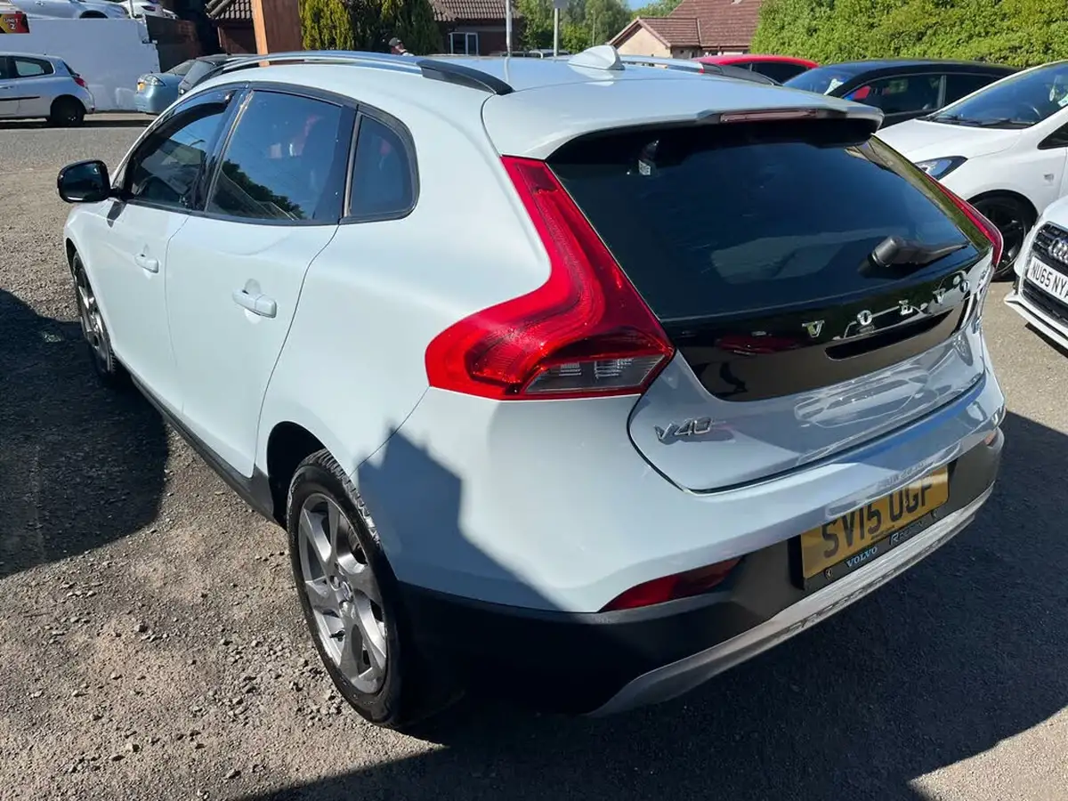 2015-volvo-v40-16td-d2-cross-country-lux-nav-big-5