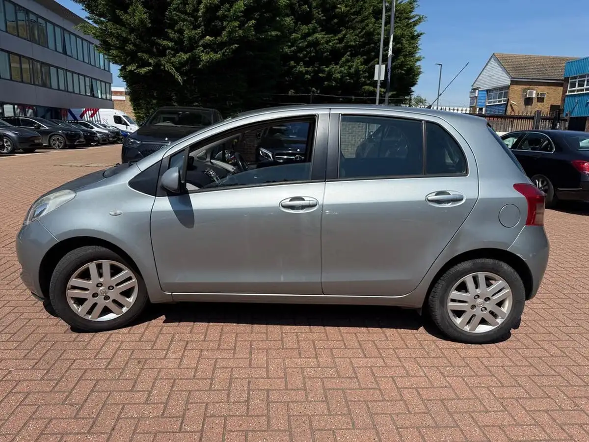 2007-toyota-yaris-13-tr-5d-big-6