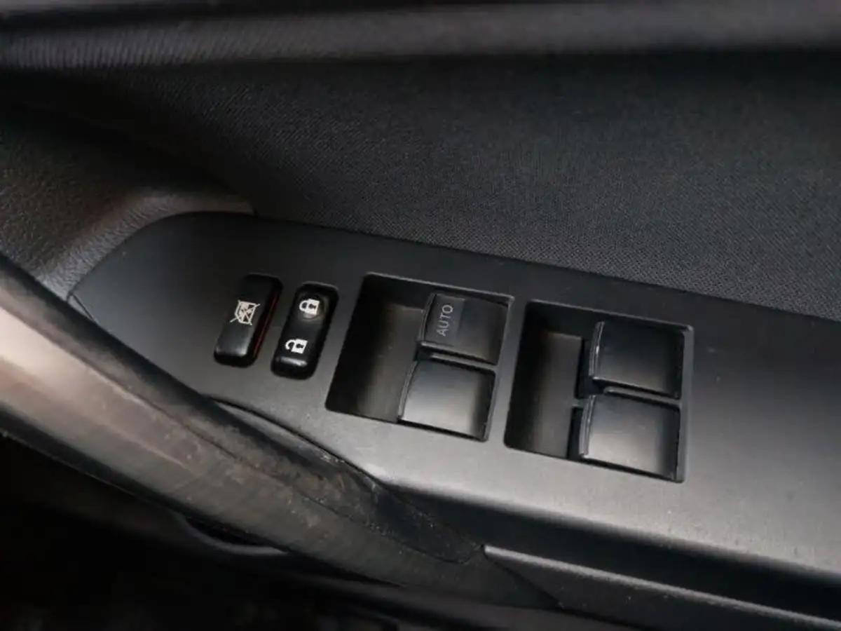 2013-toyota-auris-16-icon-hatchback-big-17