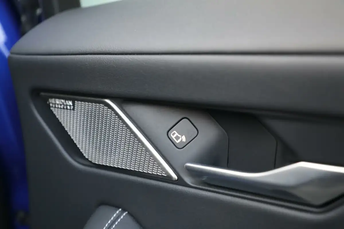 2022-jaguar-i-pace-ev400-hse-black-big-18
