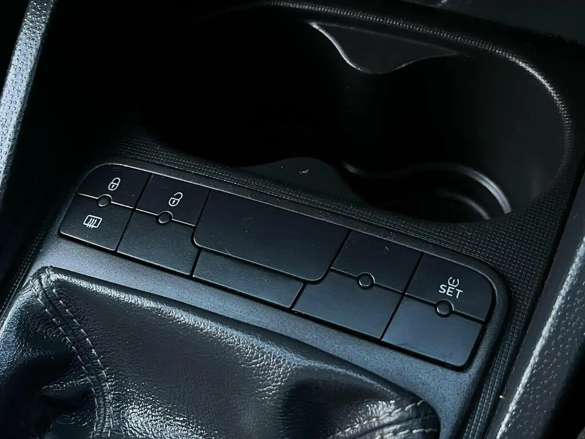 2015-seat-ibiza-14-toca-hatchback-5d-big-19