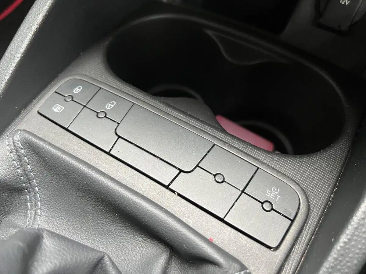 2015-seat-ibiza-12-i-tech-sportcoupe-3d-big-13