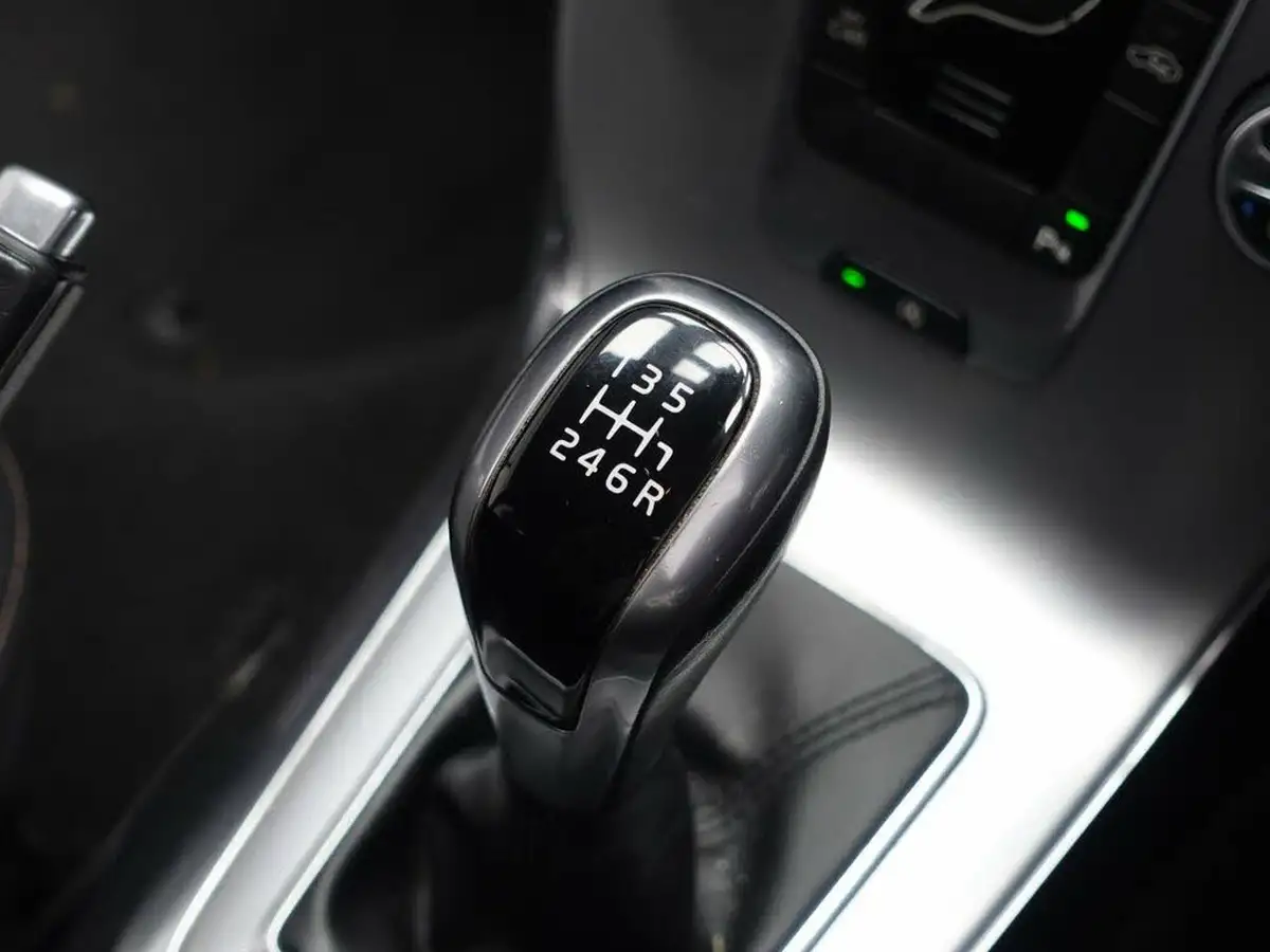 2017-volvo-v40-20-t3-cross-country-nav-plus-big-37