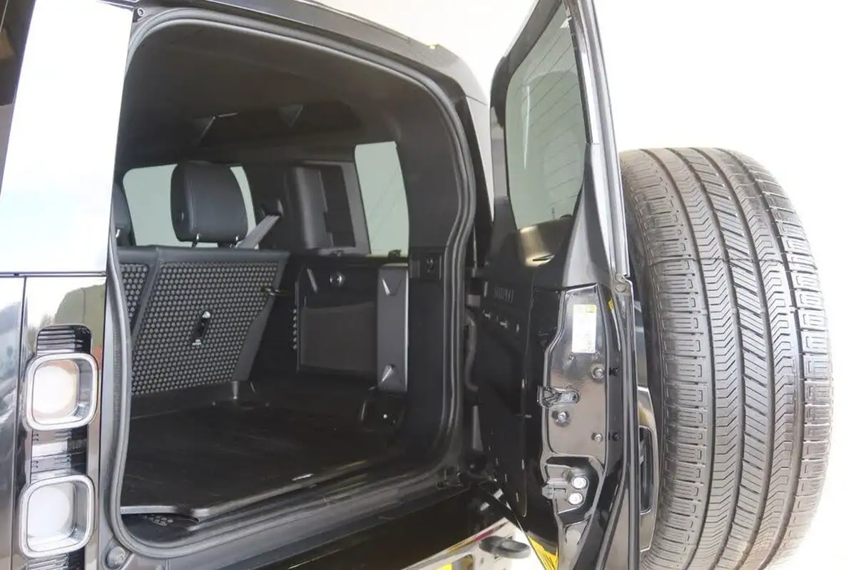 2022-land-rover-110-defender-50-p525-v8-big-7