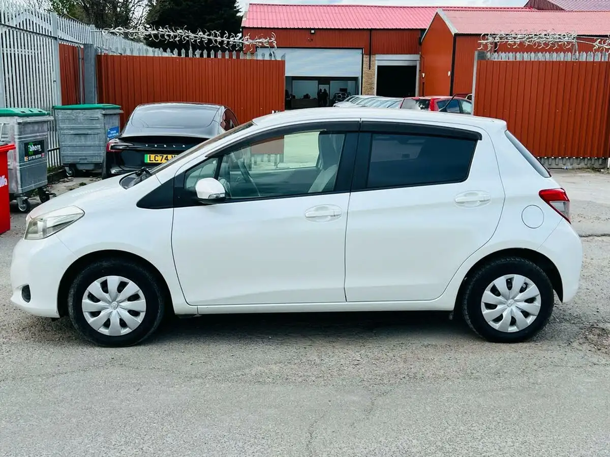 2013-toyota-yaris-133-tr-5d-m-drive-s-big-10