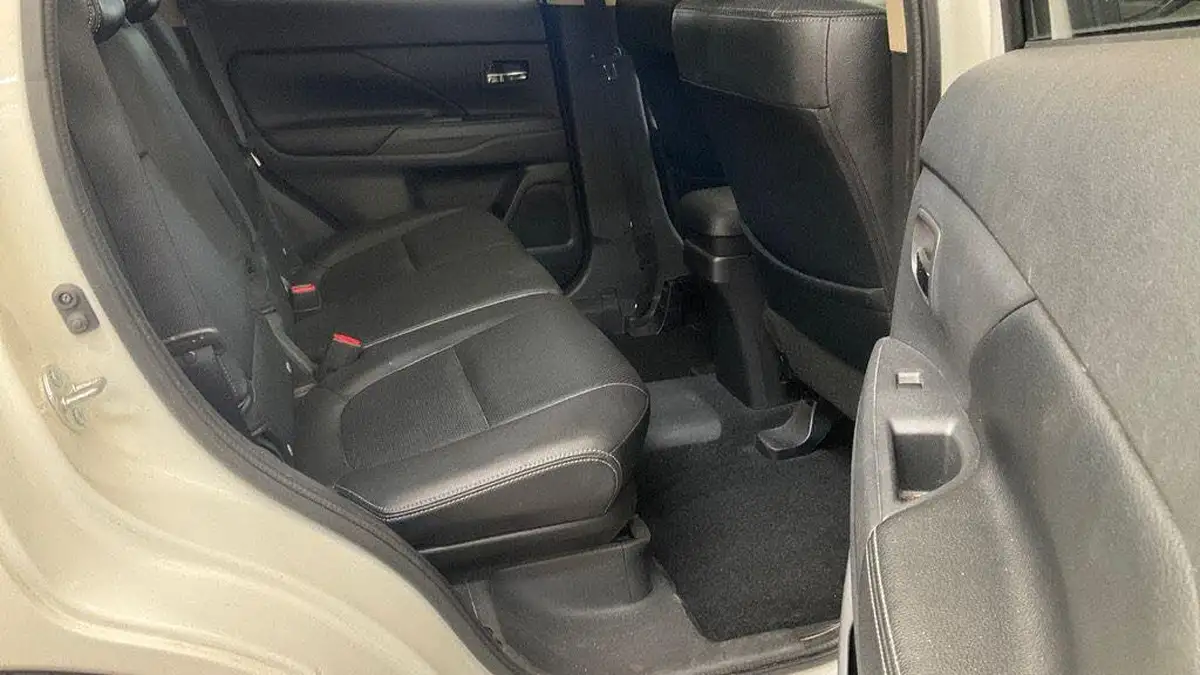 2014-mitsubishi-outlander-20-gx4h-big-3