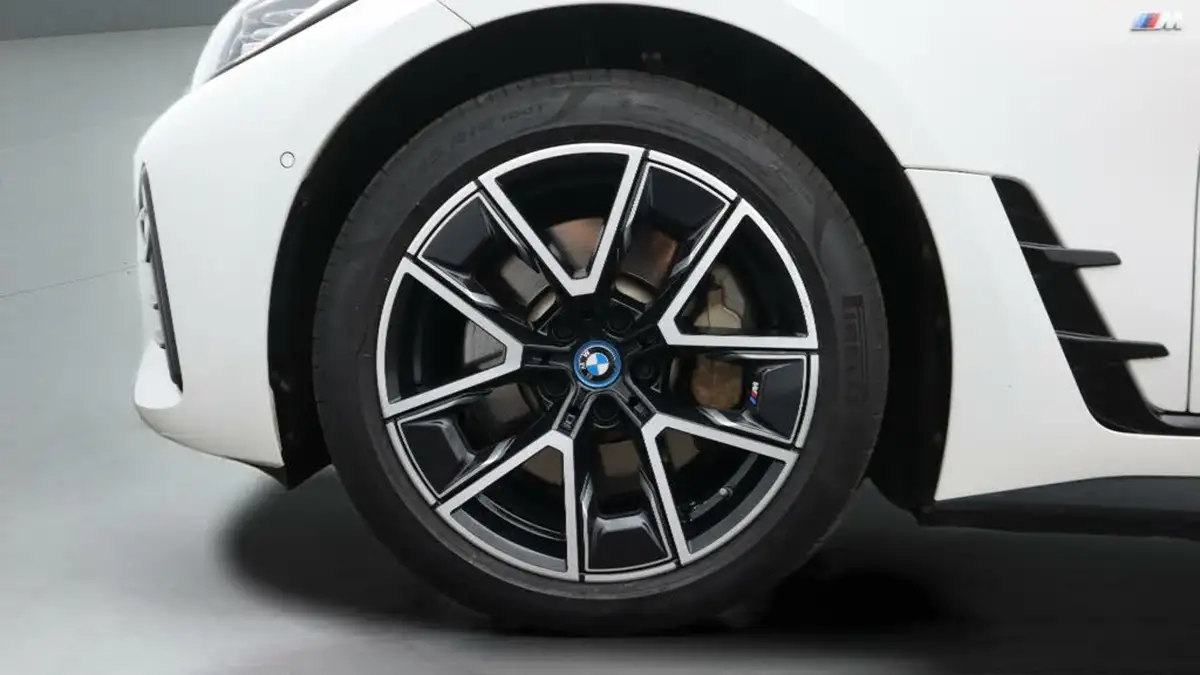 2022-bmw-i4-e-edrive40-m-sport-big-18