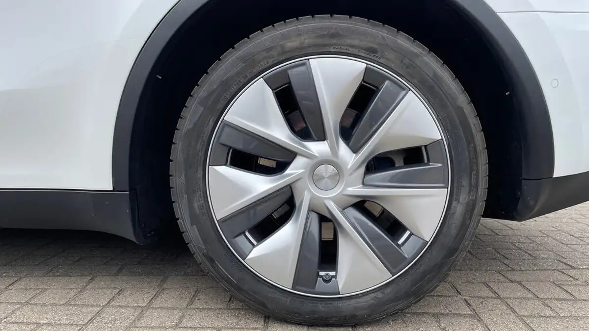 2022-tesla-model-y-e-long-range-big-17