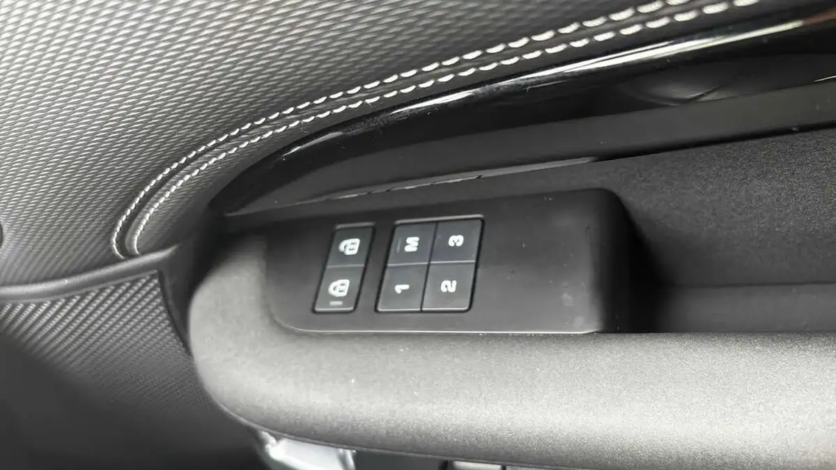 2023-land-rover-discovery-30-d300-commercial-dynamic-hse-big-24