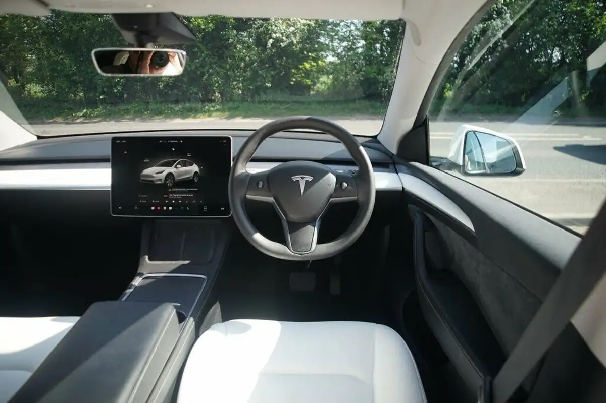 2022-tesla-model-y-e-long-range-big-7