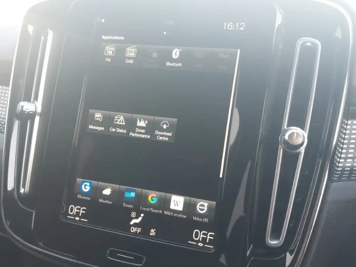 2020-volvo-xc40-15-t3-r-design-big-12