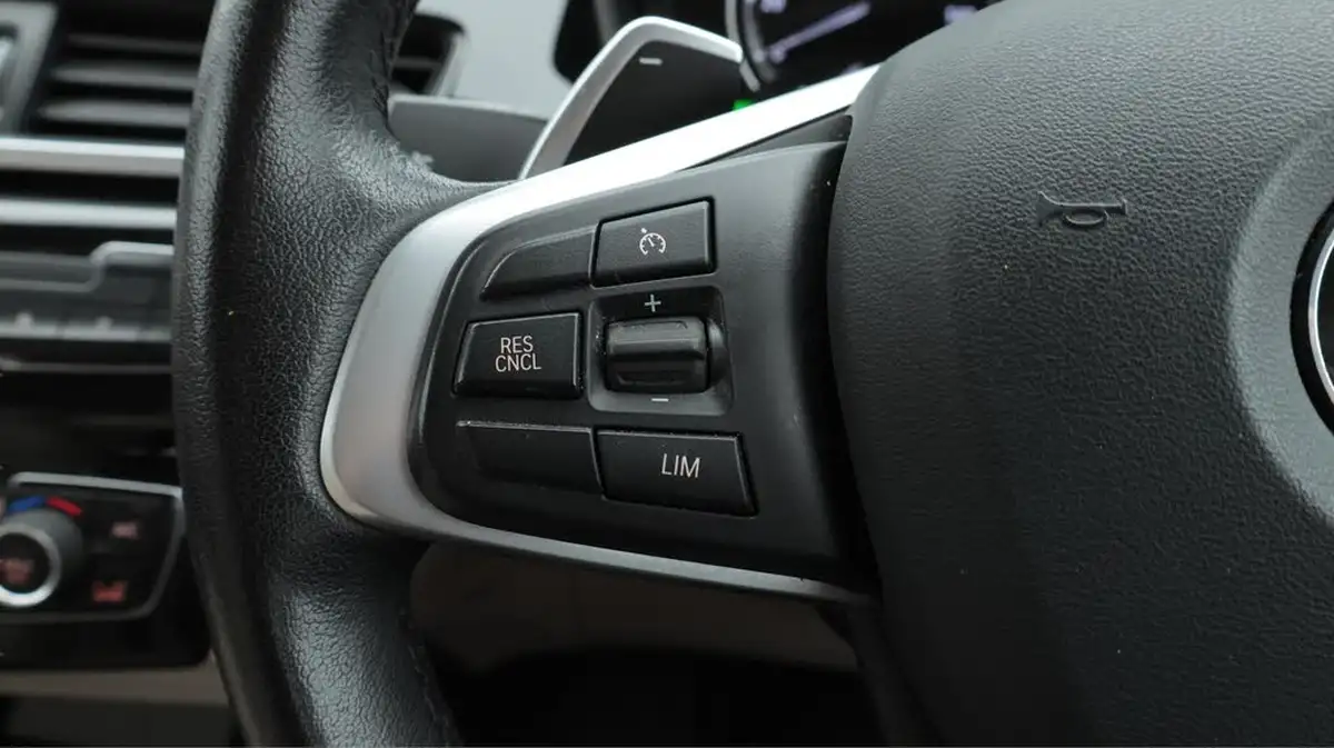 2020-bmw-x1-20-sdrive-20i-xline-big-23