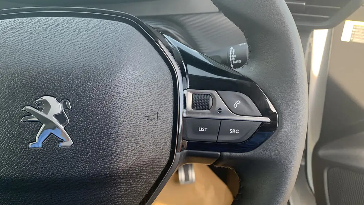 2023-peugeot-208-12-puretech-allure-premium-100ps-big-23