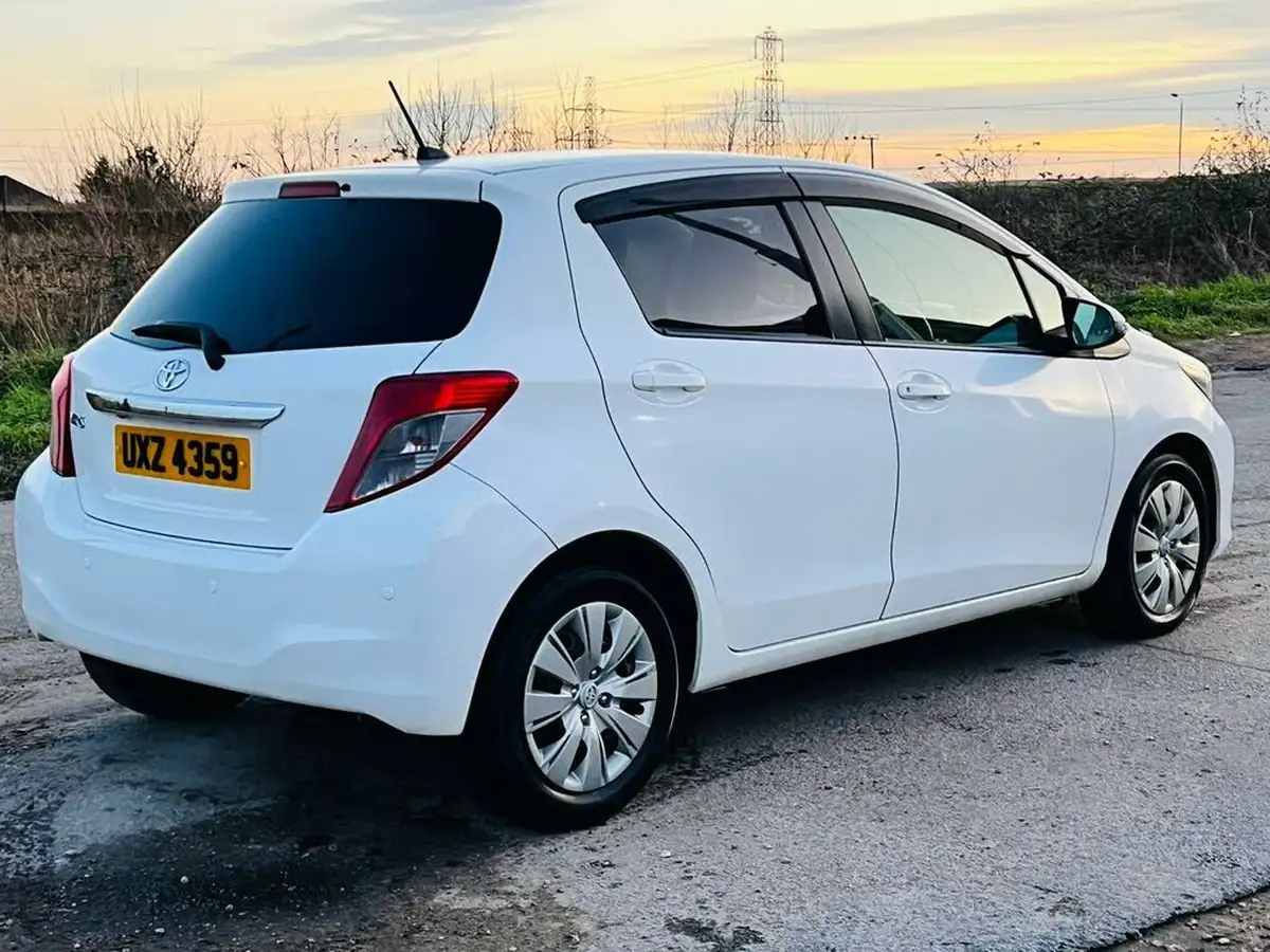 2011-toyota-yaris-big-9