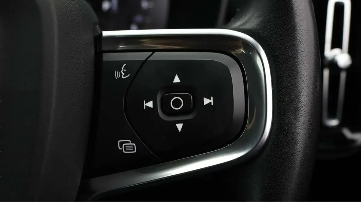 2020-volvo-xc40-20td-d3-momentum-geartronic-big-23