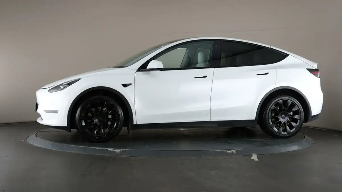 2022-tesla-model-y-e-long-range-big-38