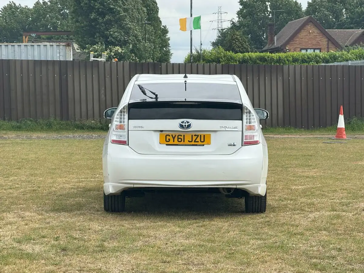 2011-toyota-prius-18-vvt-i-t-spirit-10th-anniversary-big-10