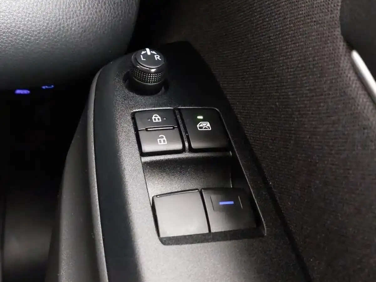 2023-toyota-yaris-15-vvt-i-icon-big-18