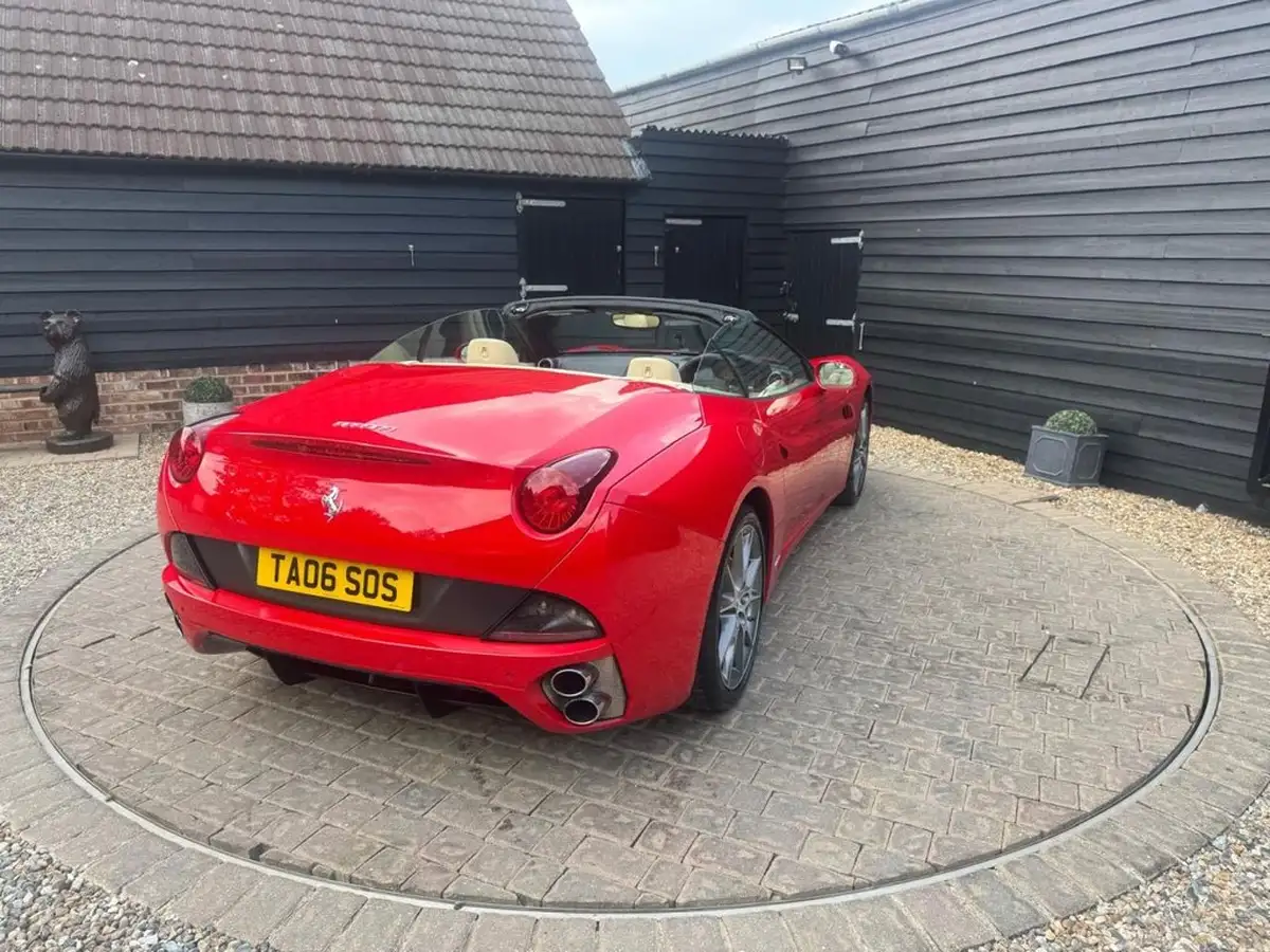 2010-ferrari-california-43-big-35
