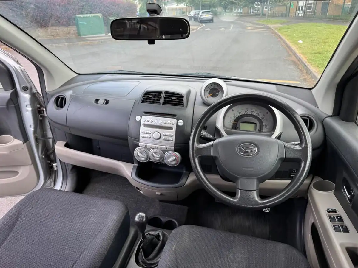 2005-daihatsu-sirion-13-se-big-23