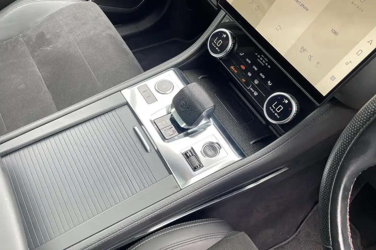 2021-jaguar-f-pace-50-v8-svr-big-18