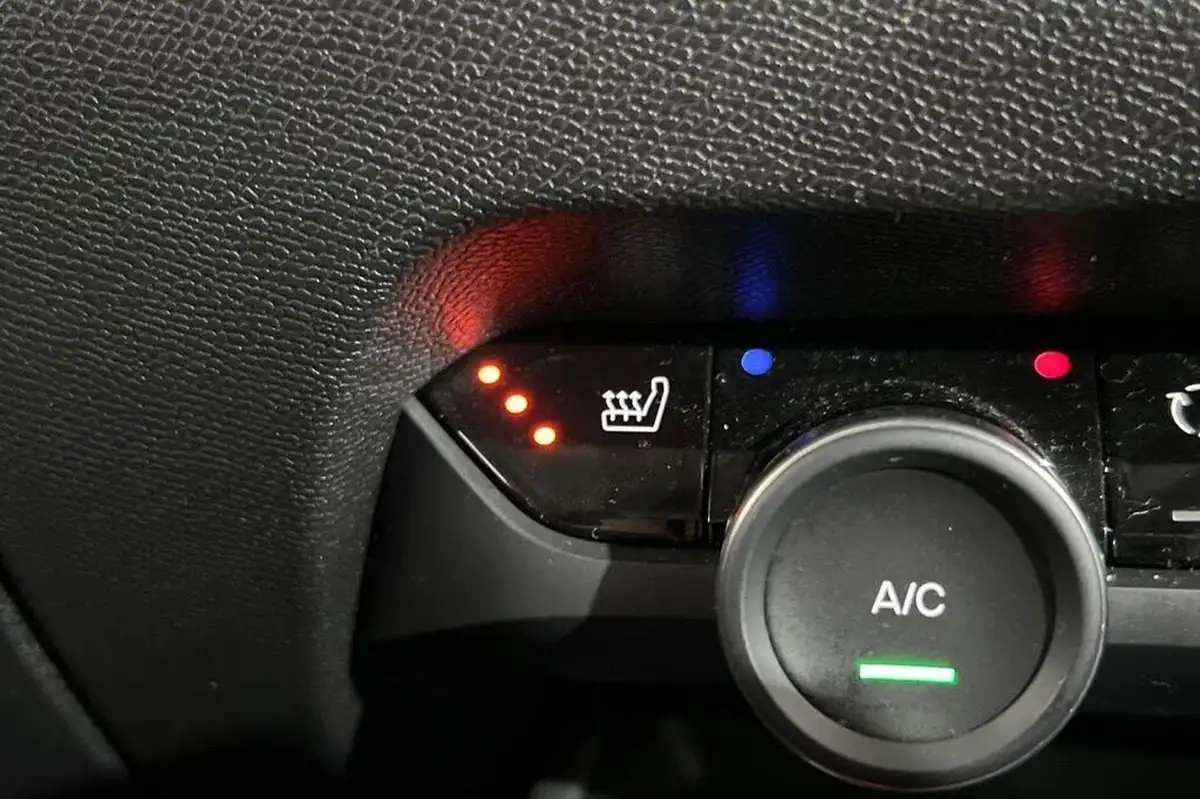 2022-citroen-c4-e-c-series-edition-big-21