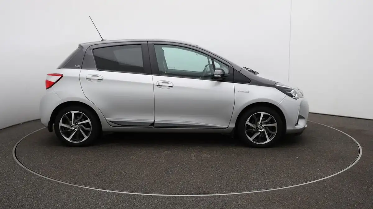2020-toyota-yaris-15-vvt-i-y20-98bhp-hybrid-1497cc-e-cvt-big-35