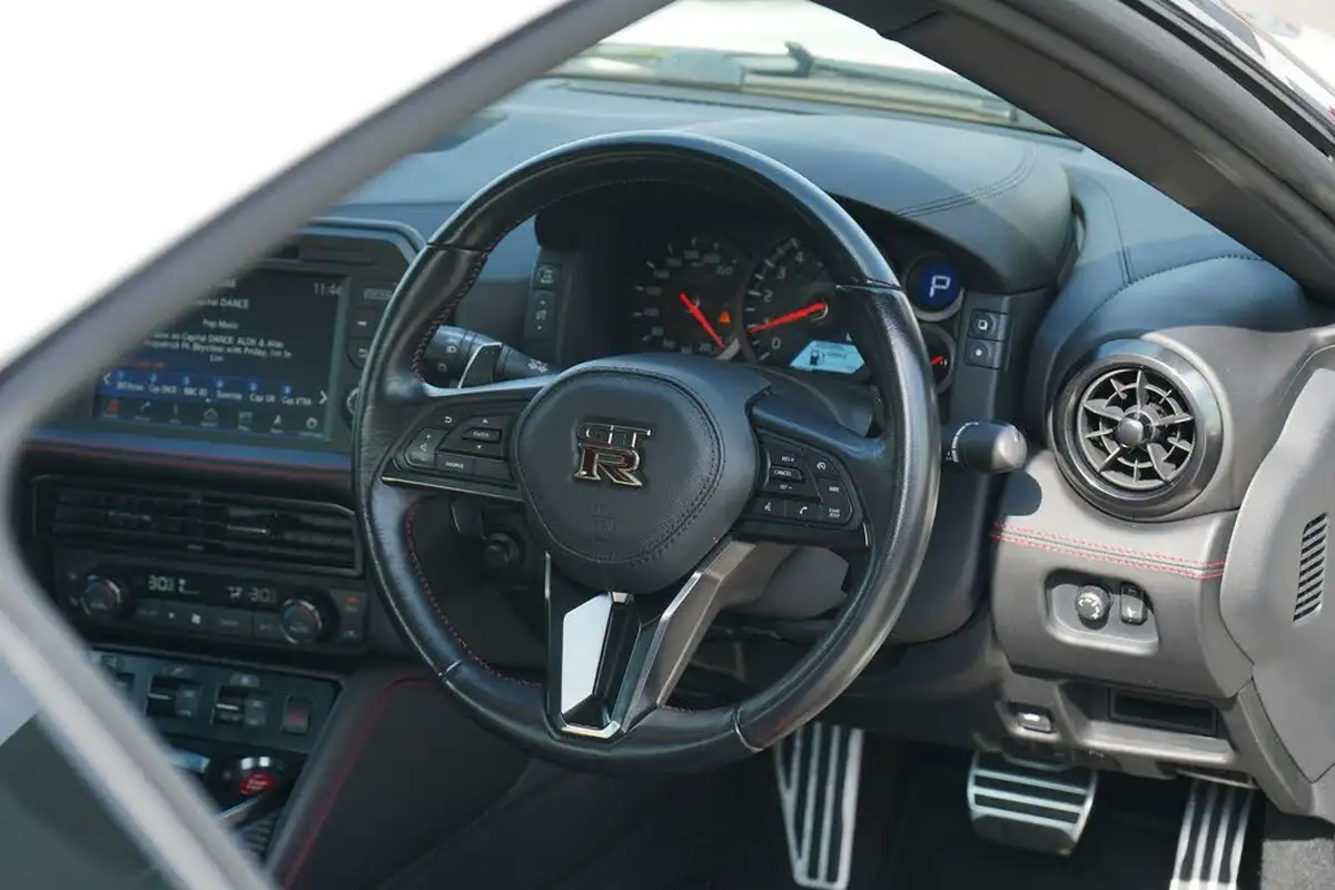 2017-nissan-gt-r-38-recaro-big-13